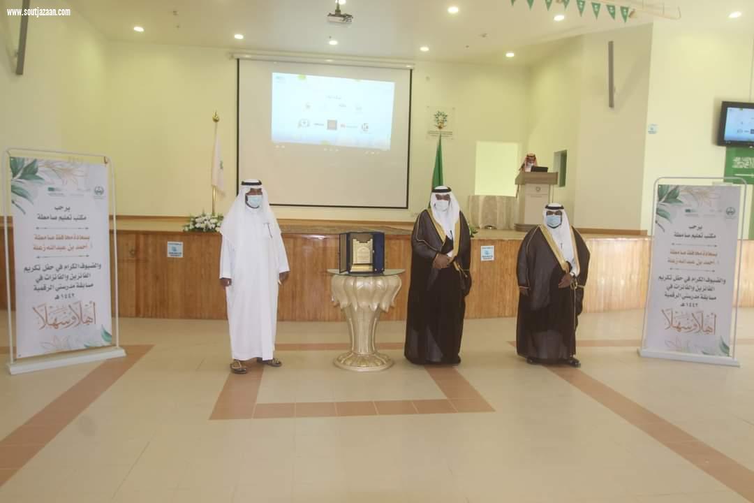 نظير دعمه الدائم للمناسبات والفعاليات والبرامج التعليمية محافظ صامطة يكرم الشيخ الدغريري
