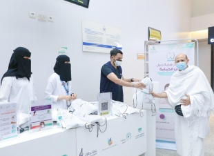 تنفذها لجنة المسؤولية المجتمعية بغرفة جازان  45متطوع يوزعون 200 حقيبة حاج عبر مطار  الملك عبد الله الدولي ومحطة النقل  الجماعي بجازان