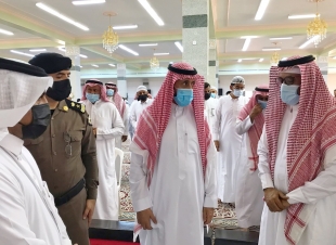 محافظ محايل في مقدمة مستقبلي جثمان الشهيد حمدان خواجي 