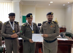 مديرشرطة صامطة يكرم عددا من منسوبي الشرطة المتميزين في اداءعملهم