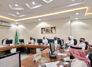 محافظ صامطة يبحث مع المجلس المحلي أهم المشروعات المنفذة والمتعثرة