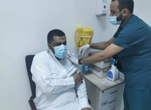 نائب رئيس المجلس البلدي بصامطة يتلقى الجرعة الأولى من لقاح كوفيد  19