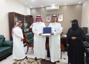 مدير عام فرع وزارة الموارد البشرية والتنمية الاجتماعية بجازان يكرم الجمعية التعاونية للتسويق الزراعي