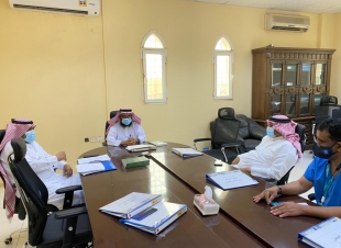 خلال الاجتماع مع مدير الخدمات والمراقبين الصحيين بلدي صامطة يتابع تطبيق الإجراءات الاحترازية على الباعة الجائلين