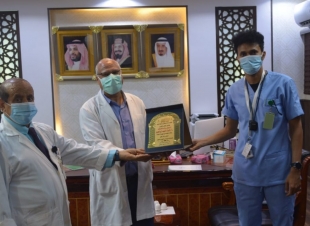 مدير مستشفى صامطة العام يكرم عددًا من المتميّزين من الكادر الصحي