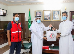 فرع هيئة الهلال الأحمر بجازان  تكرم الاخصائي عزي بقال  منقذ المصاب بوادي لجب 
