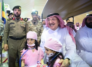 سمو أمير جازان يقف بحضور سمو نائبه على معرض الجهات المشاركة والحرف البحرية وفعاليات مهرجان الحريد الـ ١٨ بفرسان