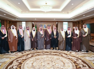 سمو أمير جازان يتسلم التقرير السنوي لفرع الرئاسة العامة للبحوث العلمية والإفتاء بالمنطقة