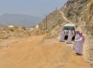 محافظ العارضة  يتفقد مركز قيس ويقف في أخر نقطة حدودية لمتابعة الخدمات التنموية ويلتقي  بمشائخ وأهالي قيس