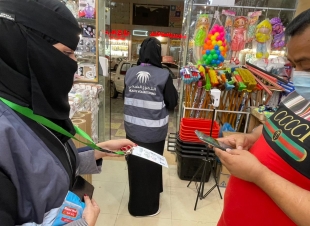 محافظة صامطة قامت فرقة مشتركة من مستشفى صامطة العام وشرطة المحافظة عدد من الجولات الميدانية على بعض  المجمعات التجارية  في المحافظة