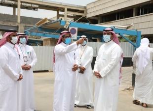 بعد الانتهاء من مشروع تطوير بيئة العمل الحربي  يطلع على سير العمل بمركز الغسيل الكلوي بمستشفى صامطة