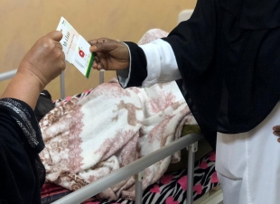 مستشفى صامطة العام يعايد مرضى الرعاية المنزلية 