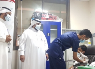 ضمن مبادرة  معاً نبادر  وبالتعاون مع جامعة جازان المساعد للشؤون المدرسية بتعليم جازان يتابع انطلاق مركز لقاح كورونا المدرسي بمكتب تعليم صامطة