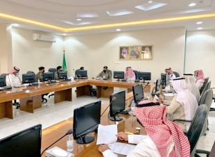 خلال رئاسته اجتماع اللجنة الفرعية للسلامة المرورية | محافظ صامطة يبحث تحسين وضع التقاطعات الخطرة