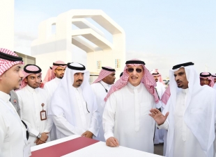 سموُّ أميرِ جازان يزورُ محافظةَ بيش ويلتقى المشايخَ والأهالي