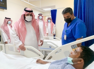 عاجل‬⁩ | سمو أمير منطقة جازان بالانابة يطمئن على صحة مصابي مطار الملك عبدالله بجازان