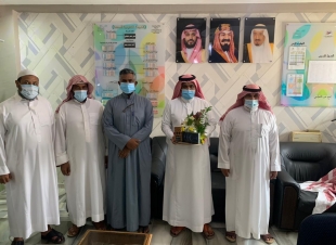 أسرة مجمع صير التعليمي بفرسان تحتفي بقائدها