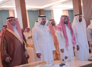 محافظ بيش يكرم الجهات الحكومية والأهلية والمشايخ المشاركين في الفعاليات الوطنية بالمحافظة 