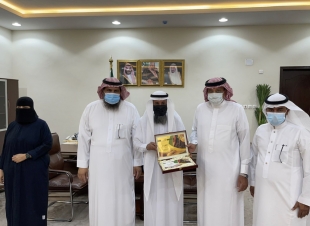 محافظ صامطة يتسلم التقرير السنوي لجمعية البر الخيرية لعام 2021 م