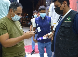 فرقة مشتركة من  مستشفى صامطة العام وشرطة المحافظة  بتنفيذ عمل ميداني استهدف عدد من الأسواق والمجمعات التجارية والحدائق