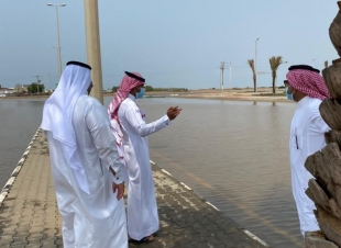نزح وتصريف المياه وردم مستنقعات الشوارع والطرق والأحياء السكنية رئيس بلدية السهي يتابع تداعيات الأمطار بالمركز والقرى التابعة له