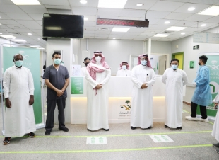 محافظ صبيا  الداود  يُدشن مركز لقاحات كورونا  بمستشفى صبيا العام و يتلقى الجرعة الأولى 