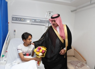 محافظ صامطة يؤدي صلاة العيد ويعايد المرضى بالمستشفى العام ويستقبل المهنئين