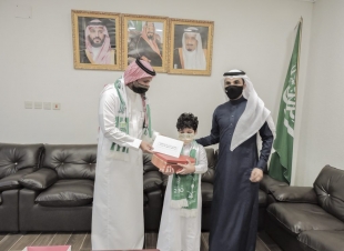 رئيس مركز مسلية يكرم أحد أبناء شهداء الواجب