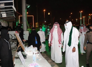 دشن أكبر شاشة سينمائية خارجية بالمنطقة الجنوبية محافظ صامطة يشهد انطلاقة فعاليات اليوم الوطني الـ 91  بالمحافظة