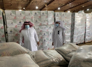 محافظ بيش يقوم بزيارة مفاجئة وتفقدية لجمعية البر ببيش 