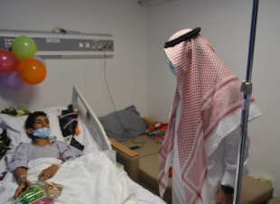 مدير مستشفى صامطة العام يعايد منسوبي ومرضى المستشفى