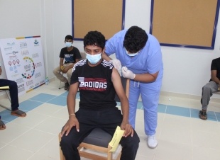 ضمن مبادرة  معاً نبادر وبالتعاون مع جامعة جازان مدير عام تعليم جازان يتابع انطلاق مركز لقاح كورونا المدرسي بمكتب تعليم أبوعريش