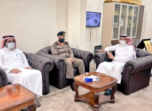 داعياً لمضاعفة الجهود لتقديم أفضل الخدمات الصحية للمراجعين محافظ صامطة يبحث مع مدير مستشفى المحافظة الجديد أهم الخطط المستقبلية للمستشفى