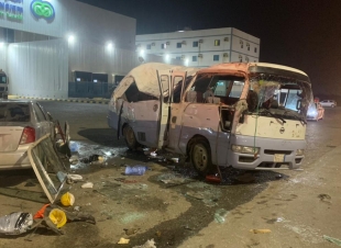 حالتا وفاة و15 إصابة في حادث تصادم باص ومركبة بجازان