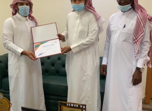 مدير عام فرع الموارد البشرية والتنمية الاجتماعية بجازن يكرم الفيفي نظير جهوده