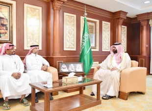 نائب أمير منطقة جازان يكرم مواطنَين أطفئا حريقًا في ناقلة وأنقذا حياة سائقها