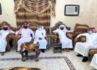محافظ صامطة يقدم واجب العزاء في وفاة غزوي