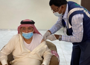 ضمن جهود الصحة في التوسع في تقديم اللقاحات بتطعيم الموظفين بمقرات العمل وبحضور المحافظ.القطاع الجنوبي ينفذ الجرعة الأولى من لقاح فيروس كورونا لمنسوبي محافظة صامطة