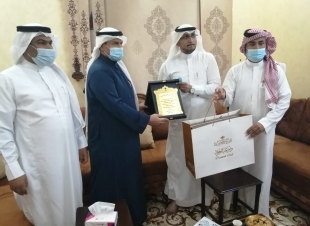 رئيس وأعضاء تنمية الطوال يكرمون مؤلف كتاب شخصيات من محافظة الطوال