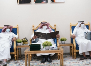 محافظ صبيا يطلع على تصاميم طلاب الهندسة لإنشاء جسور مشاة 
