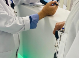 يستخدم التابلت لمساعدة الكادر الطبي في تقليل مدة الانتظار وحفظ الوقت مستشفى صامطة العام يُفعِّل العمل بالنظام الإلكتروني في أقسام التنويم