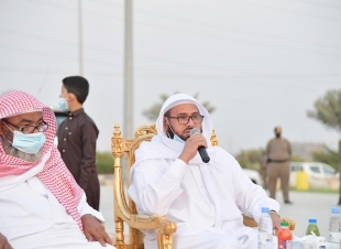 سمو الأمير محمد بن ناصر يلتقي بمشايخ وأهالي محافظة صامطة ويبحث احتياجاتهم الخدمية
