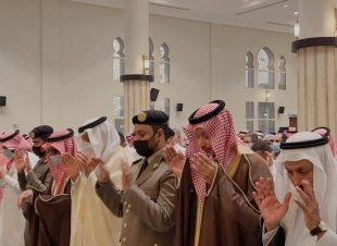 محافظ صامطة يؤدي صلاة العيد بجامع التقوى ويستقبل المهنئين