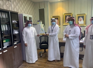 مدير مستشفى صامطة الدكتورالاحمري يكرم عددا من منسوبي المستشفي