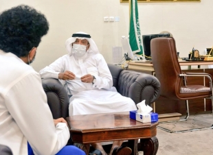 موجهاً بمضاعفة الجهد لتطوير وتقديم أفضل الخدمات الصحية محافظ صامطة يستقبل مدير المستشفى المكلف
