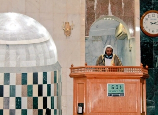 رفع التهنئة للقيادة الرشيدة والشعب السعودي وسط إجراءات احتزازية محافظ صامطة يؤدي صلاة عيد الفطر المبارك بجامع العليا