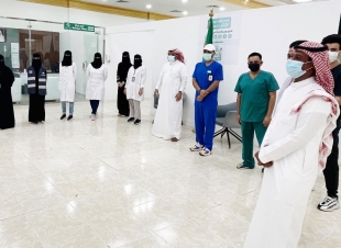 محافظ بيش يعايد العاملين بالمركز الحضاري للقاحات ببيش