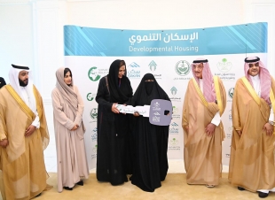 أمير منطقة جازان يشهد مراسم توقيع عدد من الاتفاقيات ويسلم ٣٥٤ وحدة سكنية لمستفيدي الإسكان التنموي