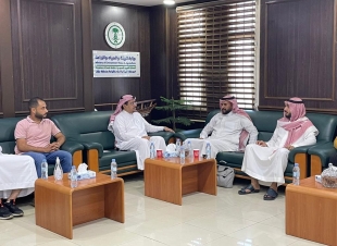 آل عطيف يجتمع مع مدير المشاريع الزراعيه بمجلس الجمعيات التعاونيه 