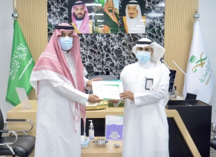 وزير الصحة  يكرم عدد من الموظفين المتميزين بصحة جازان 